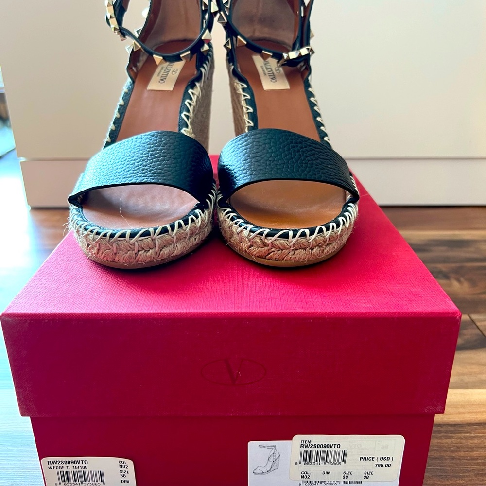 DOUBLE ROCKSTUD GRAINY CALFSKIN WEDGE SANDAL 95 MM